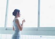 女性清晨喝水图片(11张)