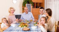 温暖的家庭餐桌上聚餐图片(19张)