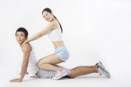 男女双人健身姿态图片(13张)