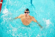 游泳的男士图片(12张)