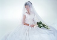 手拿鲜花的新娘图片(15张)