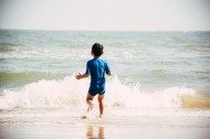 在海边玩耍的可爱儿童图片(11张)