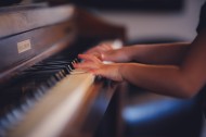 弹钢琴的手图片(16张)
