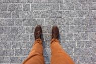 站立的人踩在地上的脚图片(14张)