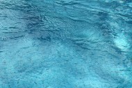 清澈平滑的水面背景图片(19张)