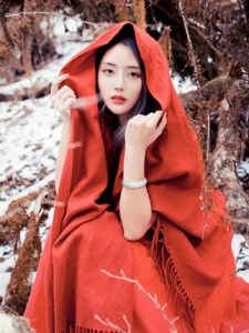 雪地里红衣美女美艳动人