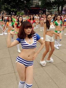 重庆32美女快闪挺世界杯当众脱衣吸睛