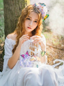 金发美女森林美丽白裙宛如蝴蝶仙子