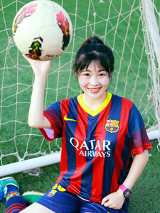 可爱丸子头少女足球运动
