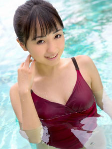 可爱日本美女水中迷人