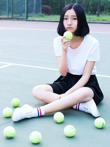 清纯妹子网球场俏皮写真阳光美丽
