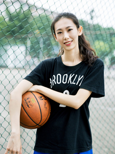 高挑女篮球员活力运动写真霸气十足