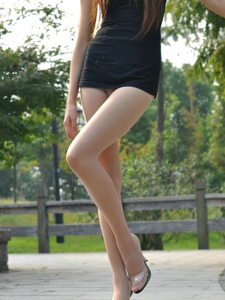 迷人低胸超短裙美女长腿丝袜极致特写