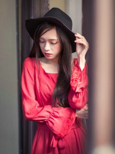 红裙长发黑毡帽美女高贵冷艳妩媚写真
