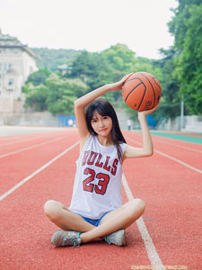 操场上可爱的篮球少女