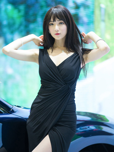 黑色长裙魅力车模金熙文性感写真