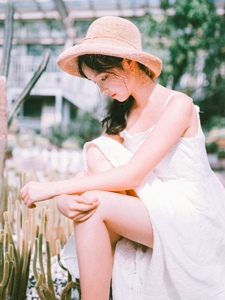 植物园内的清纯少女白裙清凉写真