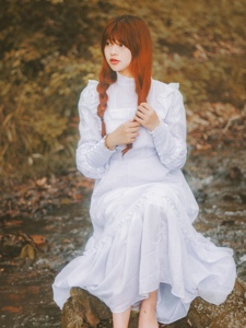 森林户外萌妹子白裙裹体宛如仙女