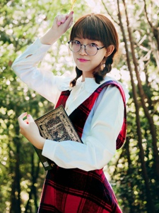 森林里的眼镜可爱红格子裙少女清新自然