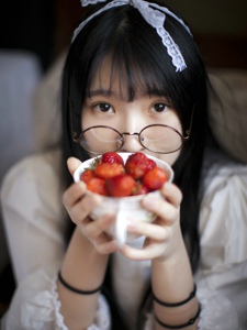 可爱草莓呆萌少女
