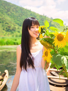 荷塘边小舟前的清纯少女