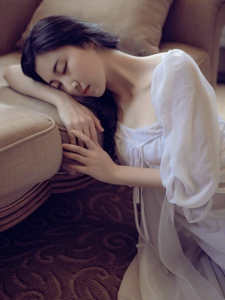 高颜值气质高冷美女私房睡衣孤独写真