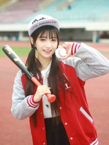 青春校园美女热爱运动操场打棒球活泼阳光