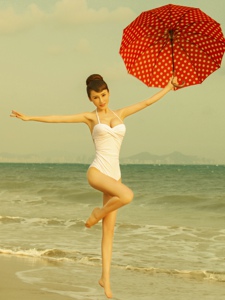 海边舞蹈的芭蕾女孩