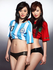 双胞胎姐妹比基尼出镜性感写真助兴世界杯_美图