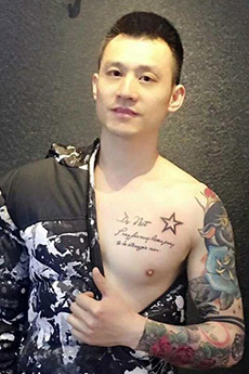 中国帅哥纹身花臂照片