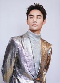 优雅耀眼的银色西装不仅是全球首穿‘更是完美的衬托出了王凯的笔挺身形，潇洒又绅士