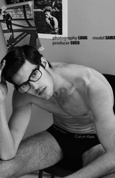 帅气眼镜型男-欧美帅气肌肉型男黑白图片