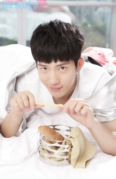 萌萌大男孩 帅气小生井柏然居家高清萌照