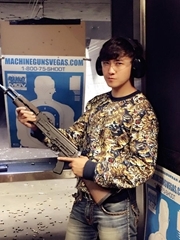 翟天临为新戏苦练枪术 持枪出镜有型有款
