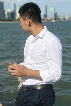 穿白衬衫帅哥海边生活照图片