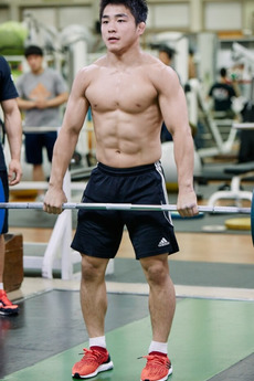 肌肉举重运动员帅哥的日常锻炼图片