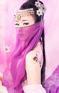 古典西域舞女图 紫纱遮面神秘魅惑