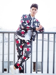 花样美男何奉天春季花哨魅力型男写真曝光