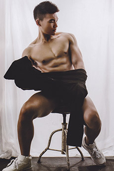 性感迷人的中国肌肉帅哥大胆室内摄影写真照片图片