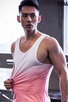 中国男模在健身房健身生活照图片9张