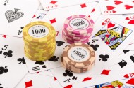 扑克和彩色筹码图片(17张)