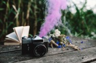 色彩斑斓的烟雾弹,书和古董相机图片(11张)