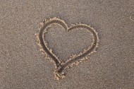 画在沙滩上的心形图片(10张)