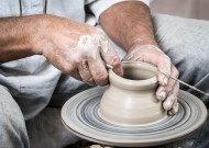 正在拉坯做陶艺的人图片(10张)