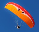 在天空悠闲飞行的滑翔伞