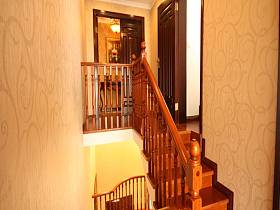 美式美式风格过道楼梯设计方案