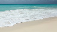 白色沙滩上的海浪图片(15张)