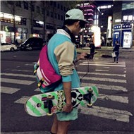 玩滑板的时尚潮男背影微信头像图片