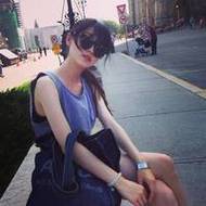 摆剪刀手的90后美女经典qq头像图片