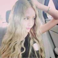 摆剪刀手的90后美女经典qq头像图片